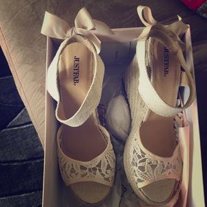 Adorable Cream lace wedges with bow!!
